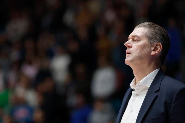v l Head Coach Klaus Perwas Frankfurt Skyliners , 22 11 2025, Basketball, BBL, Frankfurt Skyliners vs Fitness First Wuerzburg Baskets, GER, Frankfurt, Suewag Energie ARENA Copyright: HMBxMedia xHeikoxBecker