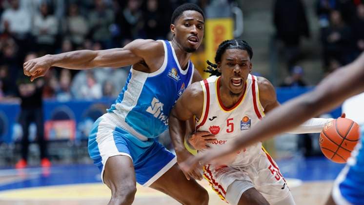v l William Christmas Frankfurt Skyliners, 8 and Marcus Carr Fitness First Wuerzburg Baskets, 5 , 22 11 2025, Basketball, BBL, Frankfurt Skyliners vs Fitness First Wuerzburg Baskets, GER, Frankfurt, Suewag Energie ARENA Copyright: HMBxMedia xHeikoxBecker