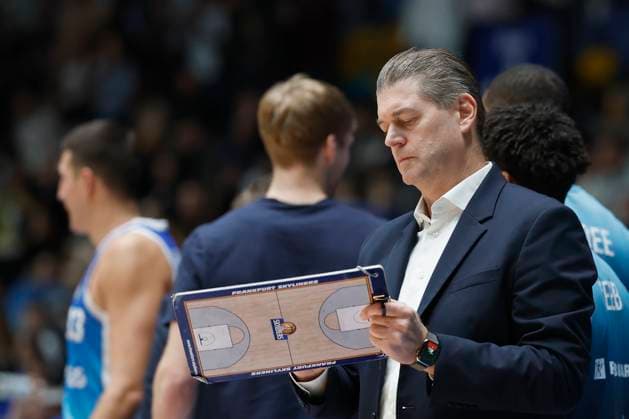 v l Head Coach Klaus Perwas Frankfurt Skyliners , 22 11 2025, Basketball, BBL, Frankfurt Skyliners vs Fitness First Wuerzburg Baskets, GER, Frankfurt, Suewag Energie ARENA Copyright: HMBxMedia xHeikoxBecker