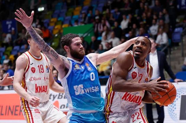 v l Logan Johnson Frankfurt Skyliners, 0 and Johnathan Stove Fitness First Wuerzburg Baskets, 22 , 22 11 2025, Basketball, BBL, Frankfurt Skyliners vs Fitness First Wuerzburg Baskets, GER, Frankfurt, Suewag Energie ARENA Copyright: HMBxMedia xHeikoxBecker