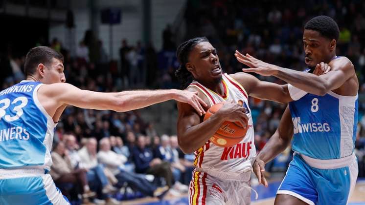 v l Ryan Hawkins Frankfurt Skyliners, 33 , Marcus Carr Fitness First Wuerzburg Baskets, 5 and William Christmas Frankfurt Skyliners, 8 , 22 11 2025, Basketball, BBL, Frankfurt Skyliners vs Fitness First Wuerzburg Baskets, GER, Frankfurt, Suewag Energie ARENA Copyright: HMBxMedia xHeikoxBecker