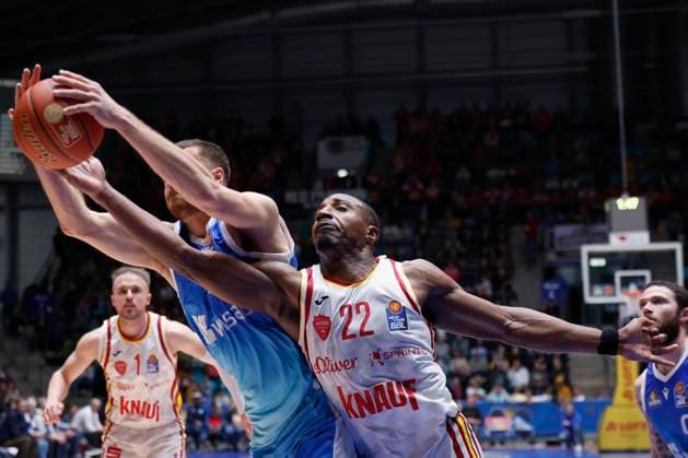 v l Radii Caisin Frankfurt Skyliners, 16 and Johnathan Stove Fitness First Wuerzburg Baskets, 22 , 22 11 2025, Basketball, BBL, Frankfurt Skyliners vs Fitness First Wuerzburg Baskets, GER, Frankfurt, Suewag Energie ARENA Copyright: HMBxMedia xHeikoxBecker