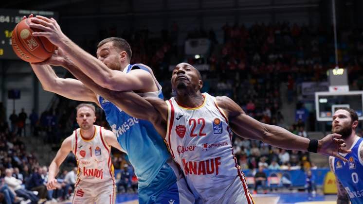 v l Radii Caisin Frankfurt Skyliners, 16 and Johnathan Stove Fitness First Wuerzburg Baskets, 22 , 22 11 2025, Basketball, BBL, Frankfurt Skyliners vs Fitness First Wuerzburg Baskets, GER, Frankfurt, Suewag Energie ARENA Copyright: HMBxMedia xHeikoxBecker