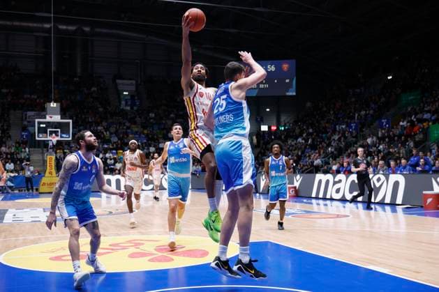 v l Davion Mintz Fitness First Wuerzburg Baskets, 10 and Jacob Knauf Frankfurt Skyliners, 25 , 22 11 2025, Basketball, BBL, Frankfurt Skyliners vs Fitness First Wuerzburg Baskets, GER, Frankfurt, Suewag Energie ARENA Copyright: HMBxMedia xHeikoxBecker