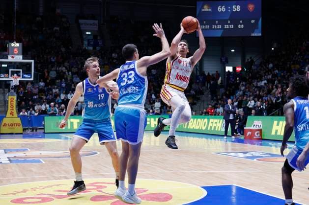 v l Till Pape Frankfurt Skyliners, 19 , Ryan Hawkins Frankfurt Skyliners, 33 and Brae Ivey Fitness First Wuerzburg Baskets, 11 , 22 11 2025, Basketball, BBL, Frankfurt Skyliners vs Fitness First Wuerzburg Baskets, GER, Frankfurt, Suewag Energie ARENA Copyright: HMBxMedia xHeikoxBecker