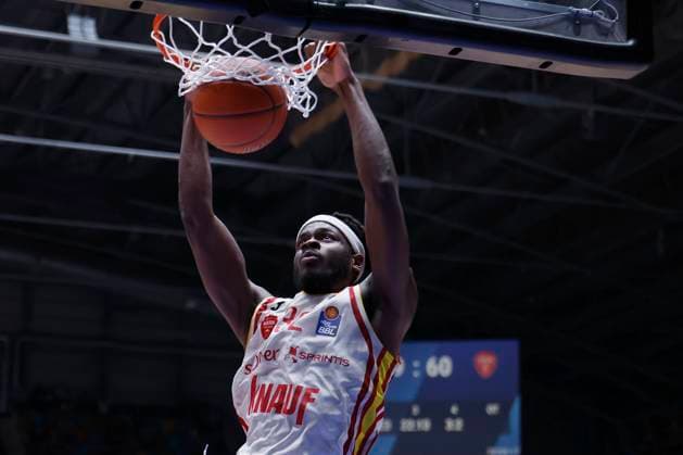 v l Charles Thompson Fitness First Wuerzburg Baskets, 32 , with a dunk 22 11 2025, Basketball, BBL, Frankfurt Skyliners vs Fitness First Wuerzburg Baskets, GER, Frankfurt, Suewag Energie ARENA Copyright: HMBxMedia xHeikoxBecker