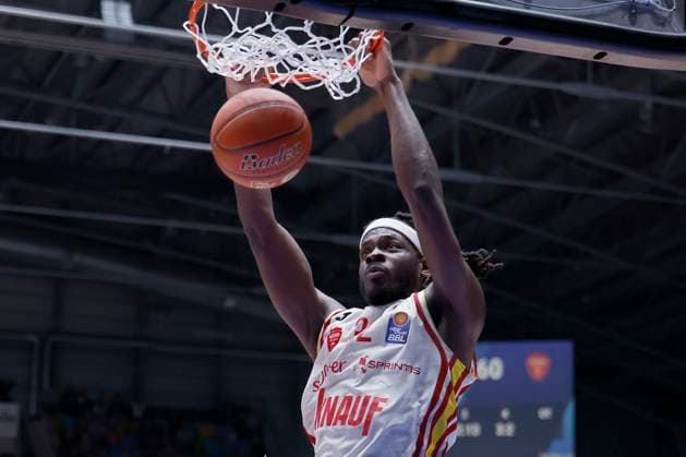 v l Charles Thompson Fitness First Wuerzburg Baskets, 32 , with a dunk 22 11 2025, Basketball, BBL, Frankfurt Skyliners vs Fitness First Wuerzburg Baskets, GER, Frankfurt, Suewag Energie ARENA Copyright: HMBxMedia xHeikoxBecker