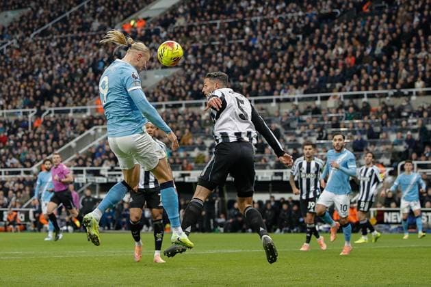 Newcastle United v Manchester City Premier League 22 11 2025. Erling Haland of Manchester City heads the ball towards goal during the Premier League match between Newcastle United and Manchester City at St. James s Park, Newcastle, England on 22 November 2025. Newcastle St. James s Park Tyne and Wear England Editorial use only DataCo restrictions apply See www.football-dataco.com , Copyright: xCraigxCowanx PSI-23242-0159
