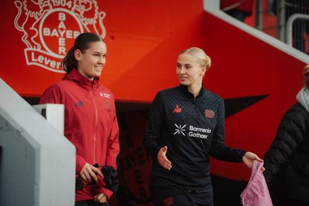 22 11 25, Women, Football, Google Pixel Womens Bundesliga, Season 2025 2026, Bayer 04 Leverkusen SGS Essen, 11 Matchday Valentina Mädl 17 Bayer 04 Leverkusen and Paulina Bartz 8 Bayer 04 Leverkusen enter the stadium Leverkusen Ulrich Haberland Stadion NRW Germany