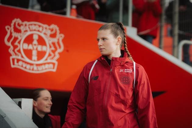 22 11 25, Women, Football, Google Pixel Womens Bundesliga, Season 2025 2026, Bayer 04 Leverkusen SGS Essen, 11 Matchday Claudia Wenger 5 Bayer 04 Leverkusen Entering the stadium Leverkusen Ulrich Haberland Stadion NRW Germany