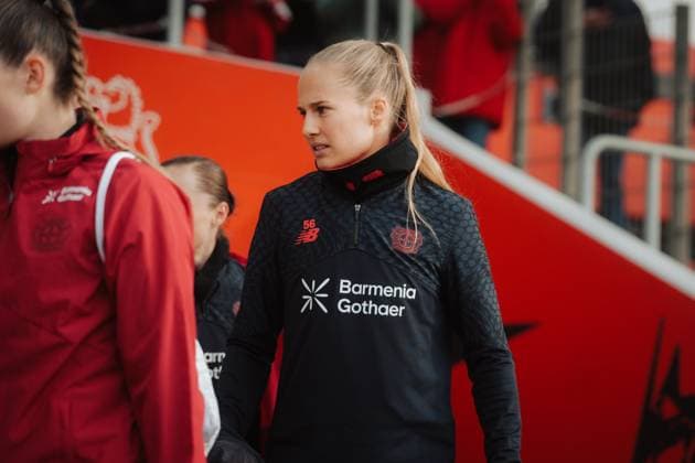 22 11 25, Women, Football, Google Pixel Womens Bundesliga, Season 2025 2026, Bayer 04 Leverkusen SGS Essen, 11 Matchday Juliette Vidal 56 Bayer 04 Leverkusen Entering the stadium Leverkusen Ulrich Haberland Stadion NRW Germany