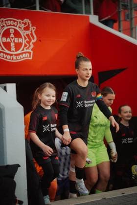 22 11 25, Women, Football, Google Pixel Womens Bundesliga, Season 2025 2026, Bayer 04 Leverkusen SGS Essen, 11 Matchday Kristin Kögel 11 Bayer 04 Leverkusen Run-in into the stadium with run-in child Leverkusen Ulrich Haberland Stadion NRW Germany
