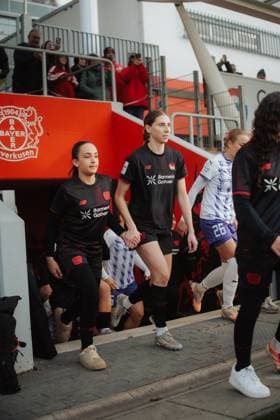 22 11 25, Women, Football, Google Pixel Womens Bundesliga, Season 2025 2026, Bayer 04 Leverkusen SGS Essen, 11 Matchday Caroline Kehrer 9 Bayer 04 Leverkusen Run-in into the stadium with run-in child Leverkusen Ulrich Haberland Stadion NRW Germany