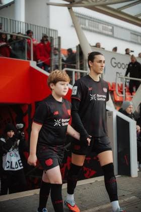 22 11 25, Women, Football, Google Pixel Womens Bundesliga, Season 2025 2026, Bayer 04 Leverkusen SGS Essen, 11 Matchday Selina Ostermeier 2 Bayer 04 Leverkusen Run-in into the stadium with run-in child Leverkusen Ulrich Haberland Stadion NRW Germany