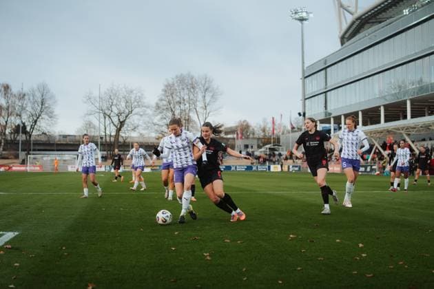 22 11 25, Women, Football, Google Pixel Women Bundesliga, Season 2025 2026, Bayer 04 Leverkusen SGS Essen, 11 Matchday Lena Ostermeier 18 SGS Essen and Katharina Piljic 6 Bayer 04 Leverkusen in duel Leverkusen Ulrich Haberland Stadion NRW Germany