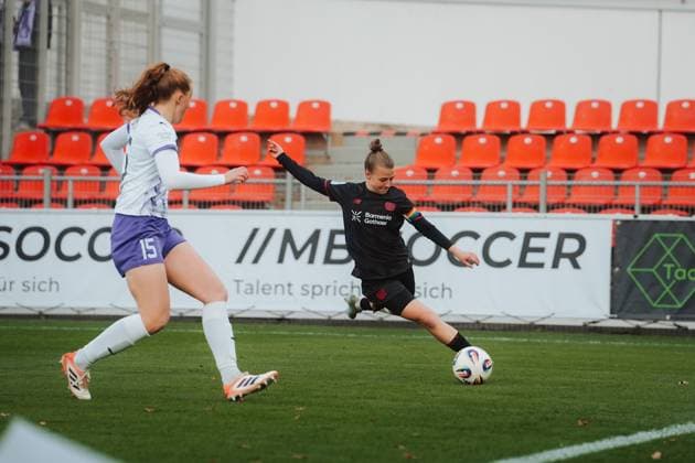 22 11 25, Women, Soccer, Google Pixel Women Bundesliga, Season 2025 2026, Bayer 04 Leverkusen SGS Essen, 11 Matchday Kristin Kogel 11 Bayer 04 Leverkusen Flanke Schuss Leverkusen Ulrich Haberland Stadion NRW Germany