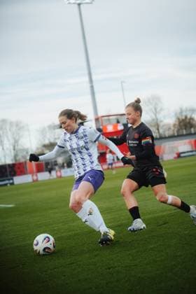22 11 25, Women, Football, Google Pixel Womens Bundesliga, Season 2025 2026, Bayer 04 Leverkusen SGS Essen, 11 Matchday Lena Ostermeier 18 SGS Essen in duel with Kristin Kögel 11 Bayer 04 Leverkusen Leverkusen Ulrich Haberland Stadion NRW Germany