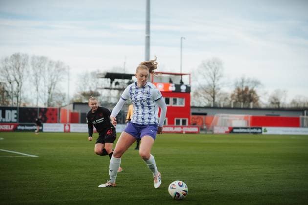 22 11 25, Women, Football, Google Pixel Womens Bundesliga, Season 2025 2026, Bayer 04 Leverkusen SGS Essen, 11 Matchday Laura Pucks 15 SGS Essen on the ball Leverkusen Ulrich Haberland Stadium NRW Germany
