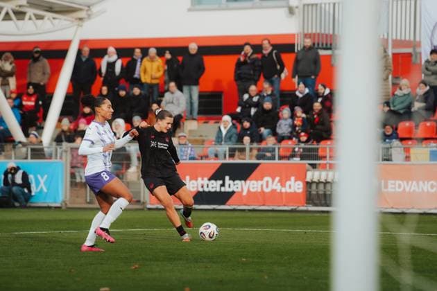 22 11 25, Women, Football, Google Pixel Womens Bundesliga, Season 2025 2026, Bayer 04 Leverkusen SGS Essen, 11 Matchday Julia Mickenhagen 18 Bayer 04 Leverkusen Graduation Leverkusen Ulrich Haberland Stadion NRW Germany