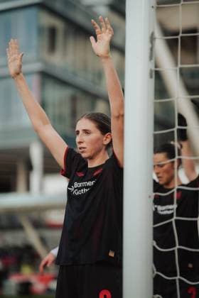 22 11 25, Women, Soccer, Google Pixel Women Bundesliga, Season 2025 2026, Bayer 04 Leverkusen SGS Essen, Matchday 11 Caroline Kehrer 9 Bayer 04 Leverkusen raises hands in front of a corner Leverkusen Ulrich Haberland Stadion NRW Germany