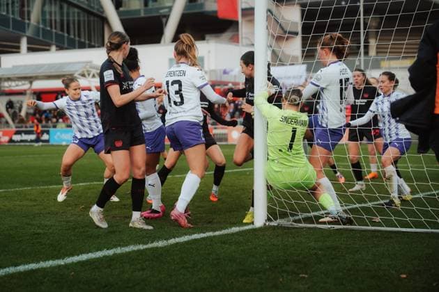 22 11 25, Women, Soccer, Google Pixel Women Bundesliga, Season 2025 2026, Bayer 04 Leverkusen SGS Essen, Matchday 11 Kim Sindermann 1 SGS Essen hangs in goal after a save, Goal area scene Leverkusen Ulrich Haberland Stadion NRW Germany
