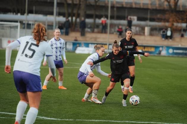 22 11 25, Women, Football, Google Pixel Womens Bundesliga, Season 2025 2026, Bayer 04 Leverkusen SGS Essen, 11 Matchday Kristin Kogel 11 Bayer 04 Leverkusen on the ball Leverkusen Ulrich Haberland Stadium NRW Germany