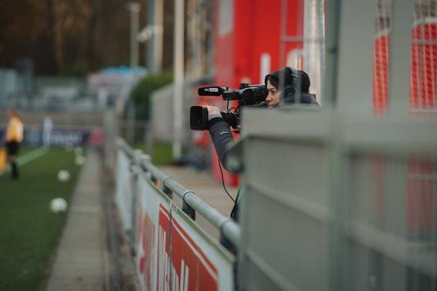 22 11 25, Women, Football, Google Pixel Womens Bundesliga, Season 2025 2026, Bayer 04 Leverkusen SGS Essen, Matchday 11 A camerawoman from SkySport films a match with a TV camera Leverkusen Ulrich Haberland Stadium NRW Germany