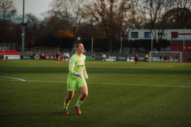 22 11 25, Women, Football, Google Pixel Womens Bundesliga, Season 2025 2026, Bayer 04 Leverkusen SGS Essen, Matchday 11 Kim Sindermann 1 SGS Essen Celebrating the goal for 0 1 Leverkusen Ulrich Haberland Stadion NRW Germany