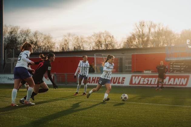 22 11 25, Women, Football, Google Pixel Womens Bundesliga, Season 2025 2026, Bayer 04 Leverkusen SGS Essen, 11 Matchday Shari van Belle 14 SGS Essen on the ball Leverkusen Ulrich Haberland Stadium NRW Germany