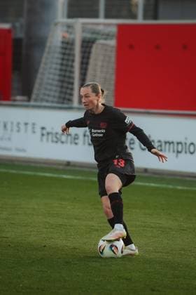 22 11 25, Women, Football, Google Pixel Womens Bundesliga, Season 2025 2026, Bayer 04 Leverkusen SGS Essen, 11 Matchday Vanessa Haim 13 Bayer 04 Leverkusen on the ball Leverkusen Ulrich Haberland Stadium NRW Germany