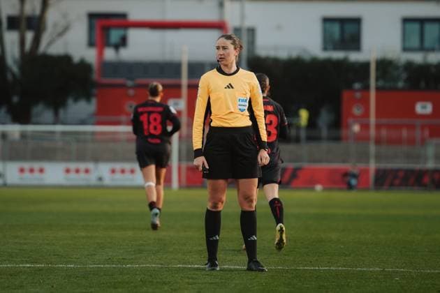 22 11 25, Women, Football, Google Pixel Womens Bundesliga, Season 2025 2026, Bayer 04 Leverkusen SGS Essen, Matchday 11 Referee Franziska Wildfeuer Leverkusen Ulrich Haberland Stadion NRW Germany