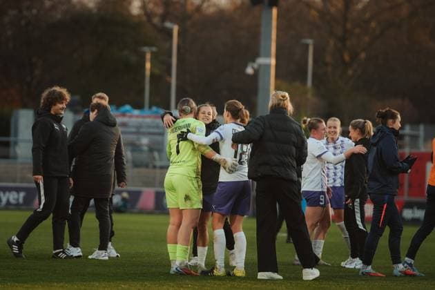 22 11 25, Women, Football, Google Pixel Womens Bundesliga, Season 2025 2026, Bayer 04 Leverkusen SGS Essen, 11 Matchday SGS Essen Women Celebrating 0 1 victory at the end of the match Leverkusen Ulrich Haberland Stadium NRW Germany