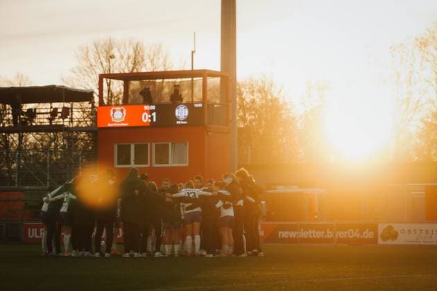 22 11 25, Women, Soccer, Google Pixel Women Bundesliga, Season 2025 2026, Bayer 04 Leverkusen SGS Essen, 11 Matchday SGS Essen form a circle on the pitch after the 0 1 victory at the end of the match Leverkusen Ulrich Haberland Stadion NRW Germany