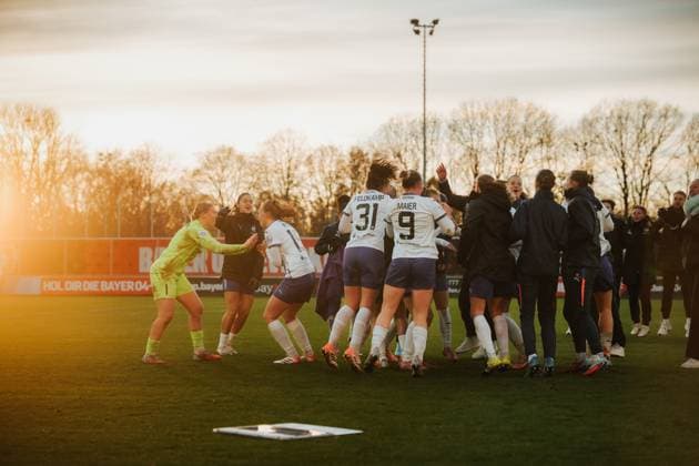 22 11 25, Women, Football, Google Pixel Womens Bundesliga, Season 2025 2026, Bayer 04 Leverkusen SGS Essen, 11 Matchday SGS Essen Women Celebrating 0 1 victory at the end of the match Leverkusen Ulrich Haberland Stadium NRW Germany