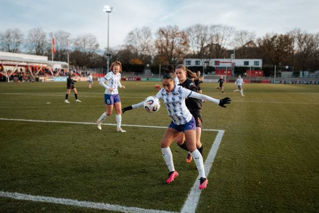 22 11 25, Women, Soccer, Google Pixel Women Bundesliga, Season 2025 2026, Bayer 04 Leverkusen SGS Essen, 11 Matchday Vanessa Fürst 8 SGS Essen Defense in penalty area Leverkusen Ulrich Haberland Stadion NRW Germany