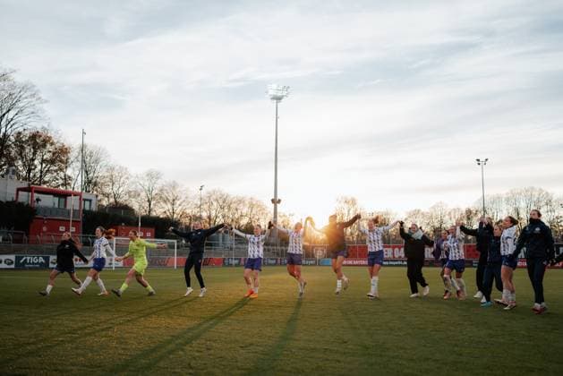 22 11 25, Women, Football, Google Pixel Womens Bundesliga, Season 2025 2026, Bayer 04 Leverkusen SGS Essen, 11 Matchday SGS Essen Women Celebrating 0 1 victory at the end of the match in front of the fans Leverkusen Ulrich Haberland Stadium NRW Germany