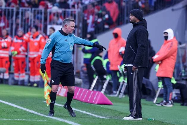 Head coach Vincent Kompany FC Bayern Muenchen is admonished by the linesman, FC Bayern Muenchen vs SC Freiburg, Football, Bundesliga, DFL, Season 2025 2026, Hinrunde, 22 11 2025 DFB regulations prohibit any use of photographs as image sequences and or quasi video Muenchen Bayern Germany Copyright: xkolbert-press MartinxAgüerax