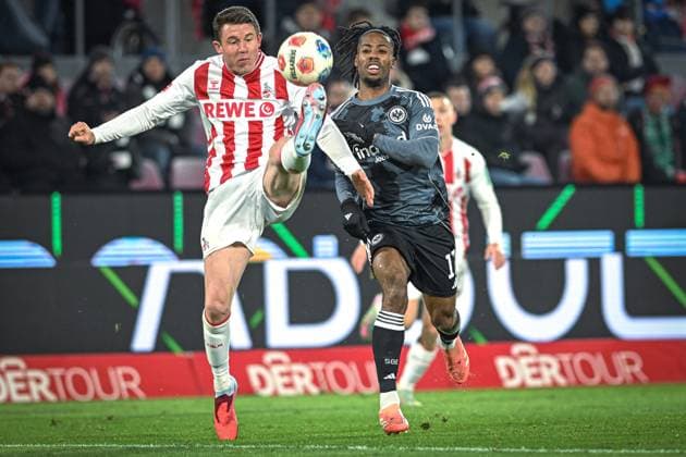 Germany, Football, Bundesliga, Matchday 11, 2025 2026, 1 FC Köln vs Eintracht Frankfurt, 22 11 2025, Rhein Energie Stadion, Cologne, Germany, Dominique Heintz 1 FC Köln, 3 spikes the ball away from Elye Wahi Eintracht Frankfurt, 17 Copyright: xMarkusxVerwimpx