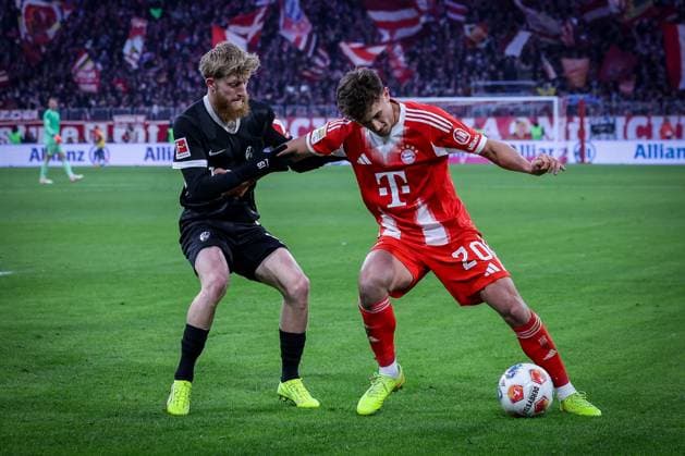 Tom Bischof 20 FC Bayern Muenchen energetic against Jan Niklas Beste 19 SC Freiburg in duel, action, FC Bayern Muenchen vs SC Freiburg, football, Bundesliga, DFL, season 2025 2026, first half, 22 11 2025 DFB regulations prohibit any use of photographs as image sequences and or quasi video Muenchen Bayern Germany Copyright: xkolbert-press MartinxAgüerax