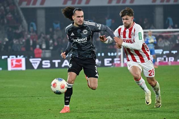GER, 1 FBL, 1 FC Koeln vs Eintracht Frankfurt 22 11 2025, Rheinenergie Stadion, Koeln, GER, 1 FBL, 1 FC Koeln vs Eintracht Frankfurt, in the picture Arthur Theatec Frankfurt 3 , in a duel against Jan Thielmann FC Koeln 29 , nordphotoxGmbHx xMeuter nph00351