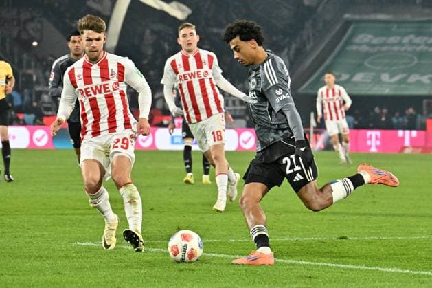 GER, 1 FBL, 1 FC Koeln vs Eintracht Frankfurt 22 11 2025, Rheinenergie Stadion, Koeln, GER, 1 FBL, 1 FC Koeln vs Eintracht Frankfurt, in the picture Jan Thielmann FC Koeln 29 , in a duel against Nathaniel Brown Frankfurt 21 , nordphotoxGmbHx xMeuter nph00351