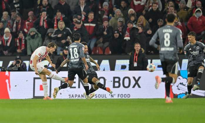 Jakub Kaminski l 1 FC Köln shoots the goal for 1 0, action, Football 1 Bundesliga, 11 Matchday, 1 FC Koeln Eintracht Frankfurt 3 4, on 22 11 2025 in Koeln Germany DFL regulations prohibit any use of photographs as image sequences and or quasi video Â