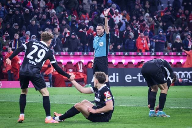 Referee Referee Sven Jablonski disallowed a goal by Lennart Karl 42 FC Bayern Muenchen , not in picture, for offside, with Philipp Treu 29 SC Freiburg and Maximilian Eggestein 8 SC Freiburg , FC Bayern Muenchen vs SC Freiburg, Football, Bundesliga, DFL, Season 2025 2026, Hinrunde, 22 11 2025 DFB regulations prohibit any use of photographs as image sequences and or quasi video Muenchen Bayern Germany Copyright: xkolbert-press MartinxAgüerax