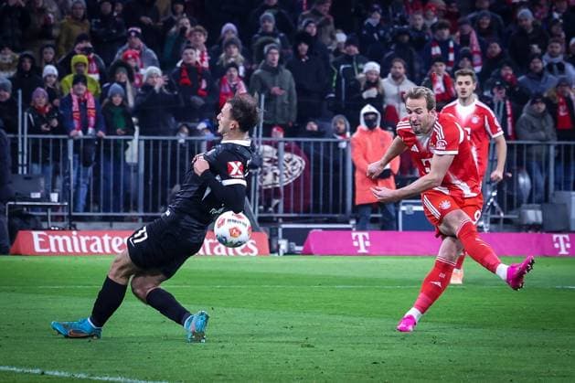Max Rosenfelder 37 SC Freiburg blocks a shot on goal by Harry Kane 9 FC Bayern Muenchen , Alexandar Pavlovic 45 FC Bayern Muenchen watches, FC Bayern Muenchen vs SC Freiburg, Football, Bundesliga, DFL, Season 2025 2026, Hinrunde, 22 11 2025 DFB regulations prohibit any use of photographs as image sequences and or quasi video Muenchen Bayern Germany Copyright: xkolbert-press MartinxAgüerax