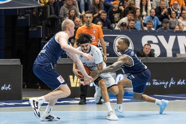 GER, easy Credit Basketball Bundesliga, Syntainics MBC MLP Academics Heidelberg 22 11 2025, Stadthalle, Weißenfels, GER, easy Credit Basketball Bundesliga, Syntainics MBC MLP Academics Heidelberg Erol Ersek MLP Academics Heidelberg 11 , Collin Welp Syntainics MBC, 40 , Charles Callison Syntainics MBC, 23 Â Photo Alexander Trienitz Weißenfels Stadthalle Sachsen Anhalt Germany