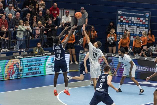 GER, easy Credit Basketball Bundesliga, Syntainics MBC MLP Academics Heidelberg 22 11 2025, Stadthalle, Weißenfels, GER, easy Credit Basketball Bundesliga, Syntainics MBC MLP Academics Heidelberg Khyri Thomas Syntainics MBC, 0 , Samuell Williamson MLP Academics Heidelberg 10 Â Photo Alexander Trienitz Weißenfels Stadthalle Sachsen Anhalt Germany