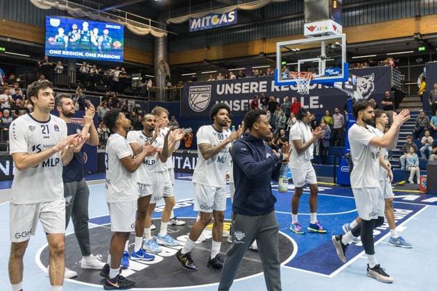 GER, easy Credit Basketball Bundesliga, Syntainics MBC MLP Academics Heidelberg 22 11 2025, Stadthalle, Weißenfels, GER, easy Credit Basketball Bundesliga, Syntainics MBC MLP Academics Heidelberg Team MLP Academics Heidelberg thanks the fans Â Photo Alexander Trienitz Weißenfels Stadthalle Sachsen Anhalt Germany