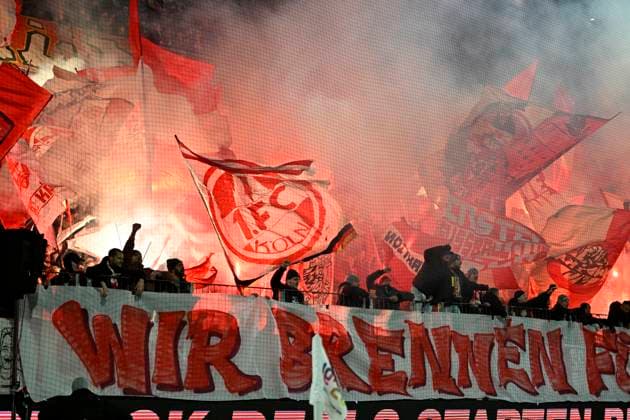 Fans 1 FC Koeln zuenden bengalisches Feuer Wir brennen Fussball 1 Bundesliga, 11 Spieltag, 1 FC Koeln Eintracht Frankfurt 3 4, am 22 11 2025 in Koeln Germany DFL regulations prohibit any use of photographs as image sequences and or quasi video Â
