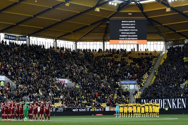 In memory of former Alemannia Aachen players who fell victim to the Holocaust, Fans, Audience, Spectators, Atmosphere, Stadium, 22 11 2025, Aachen Germany , Football, 3 Liga, TSV Alemannia Aachen Jahn Regensburg, Football, 3 Liga, TSV Alemannia Aachen Jahn Regensburg, DFB DFL REGULATIONS PROHIBIT ANY USE OF PHOTOGRAPHS AS IMAGE SEQUENCES AND OR QUASI VIDEO xmhx
