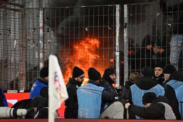 Fans of Frankfurt burn banners, fire in the fan block, Football 1 Bundesliga, 11 Matchday, 1 FC Koeln Eintracht Frankfurt 3 4, am 22 11 2025 in Koeln Germany DFL regulations prohibit any use of photographs as image sequences and or quasi video Â